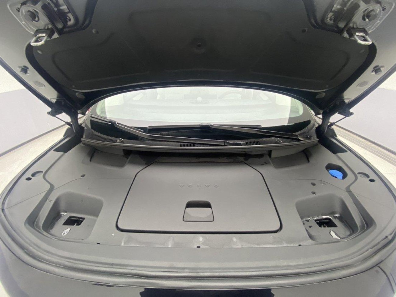 Volvo EM90 2024