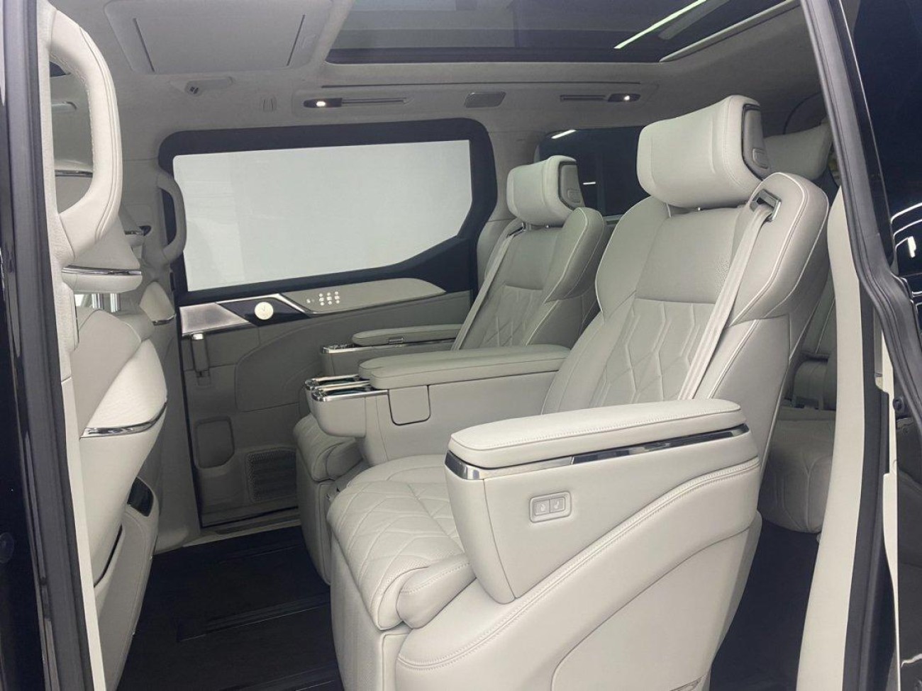 Volvo EM90 2024