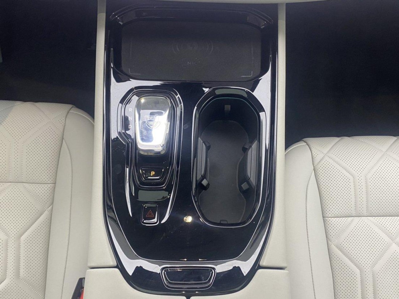 Volvo EM90 2024