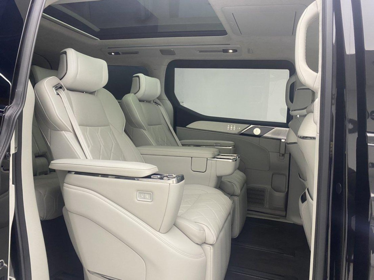 Volvo EM90 2024