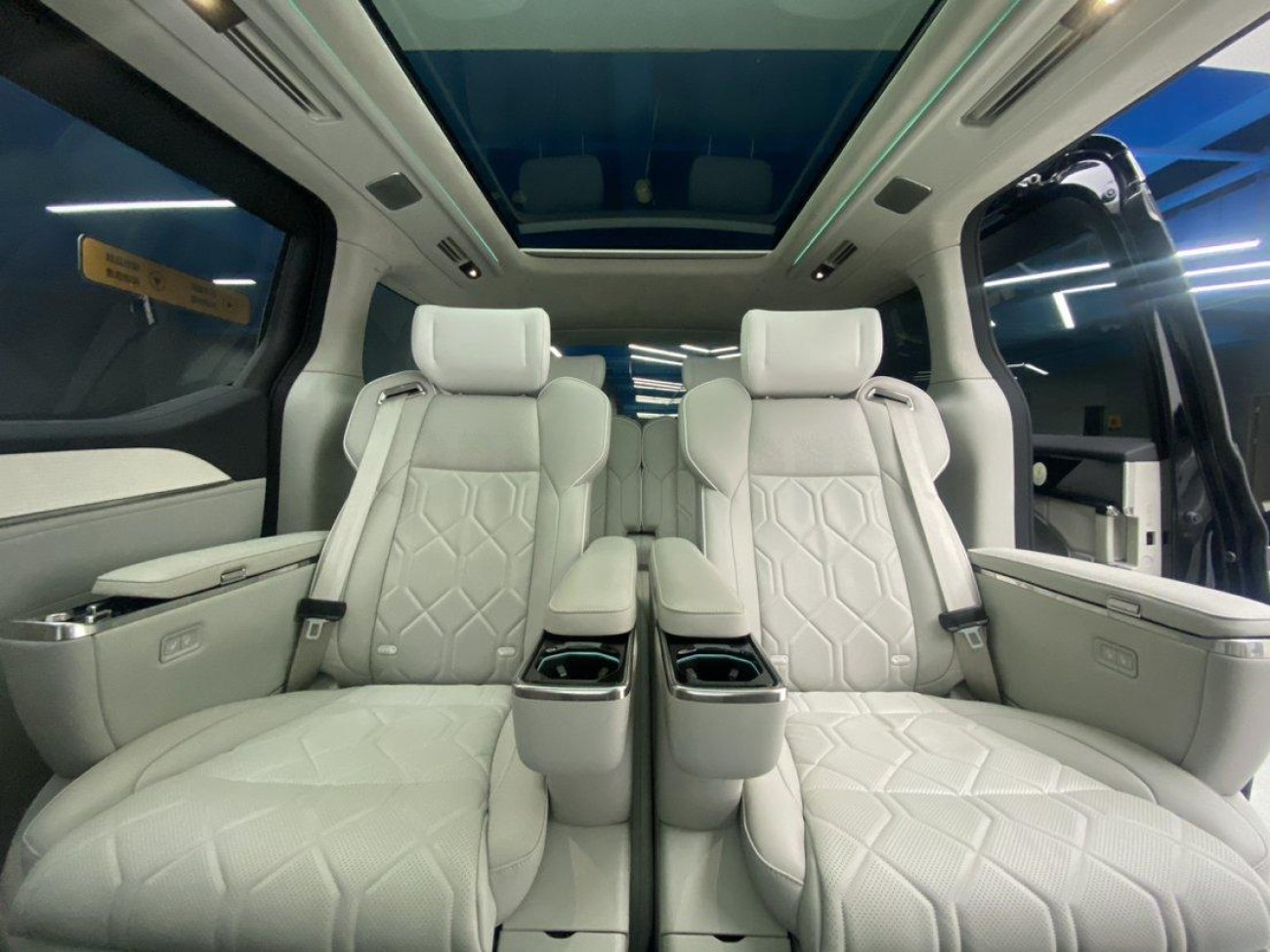 Volvo EM90 2024