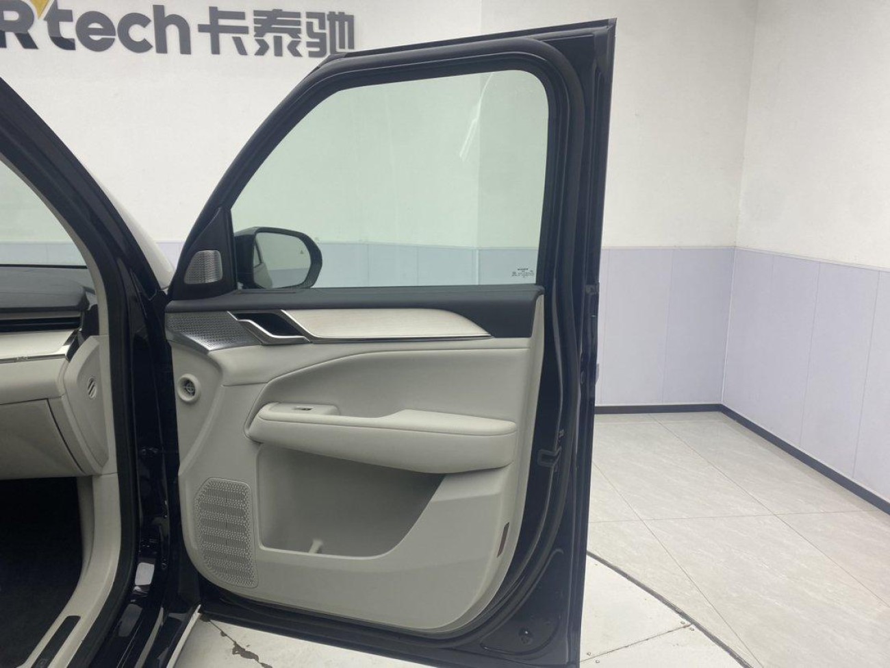 Volvo EM90 2024