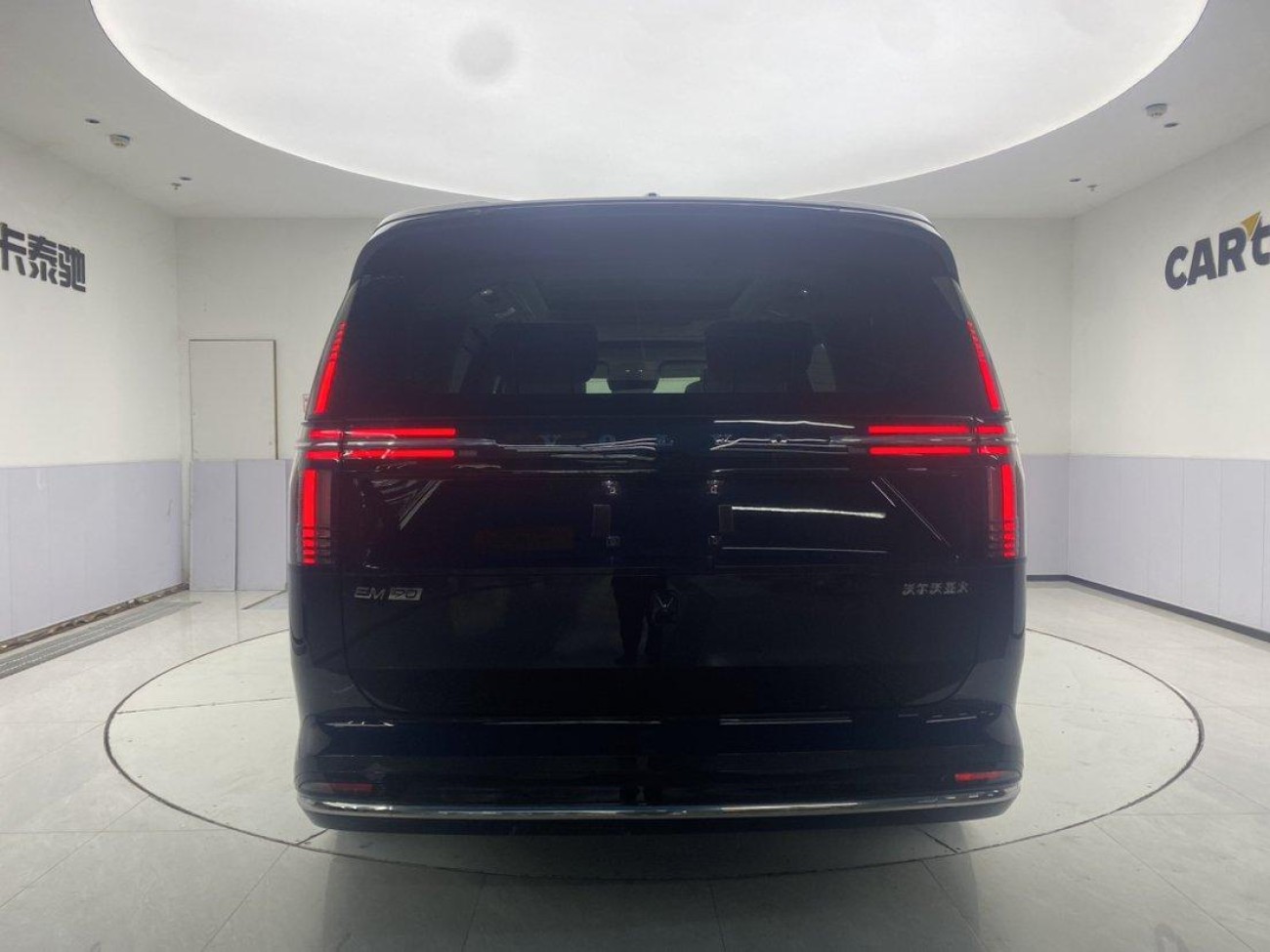 Volvo EM90 2024