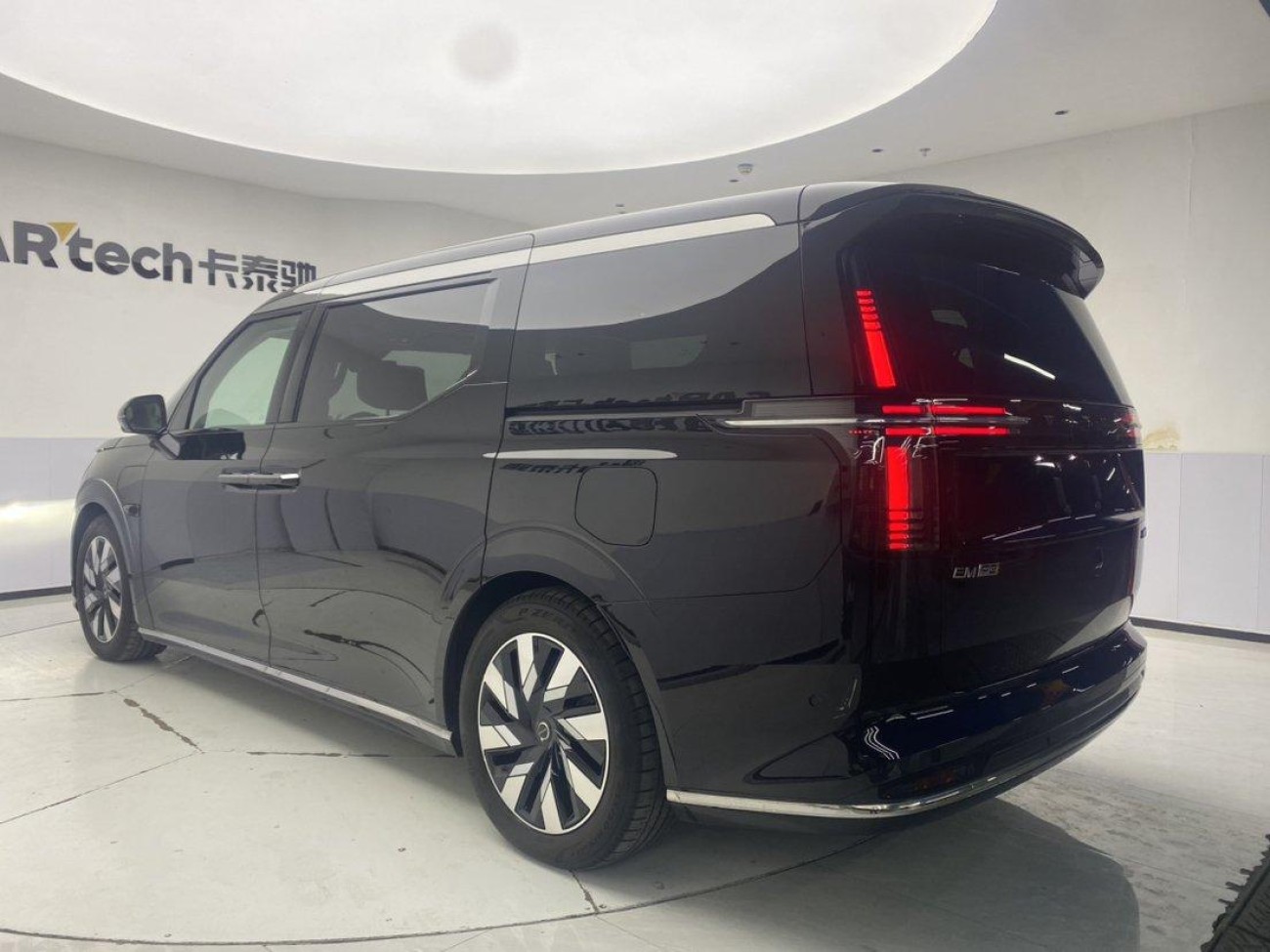 Volvo EM90 2024