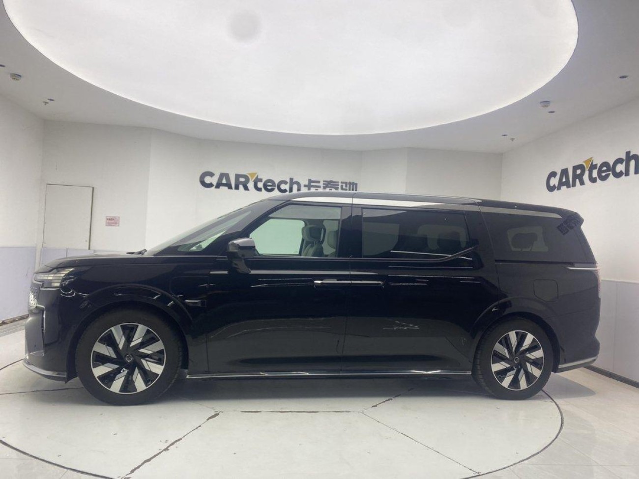 Volvo EM90 2024