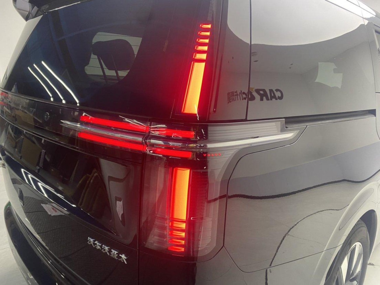 Volvo EM90 2024