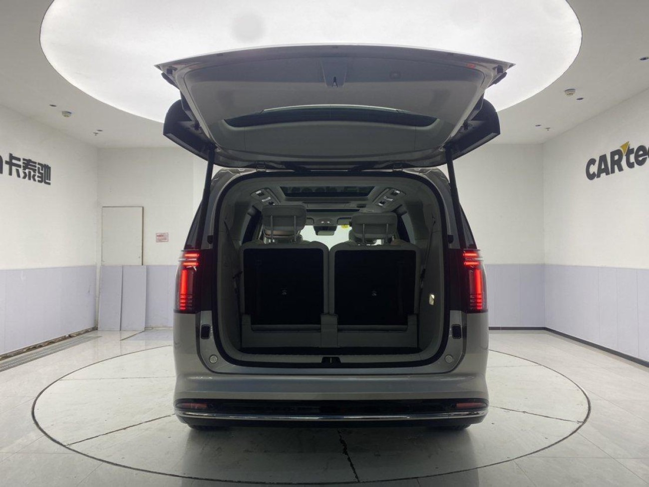 Volvo EM90 2024