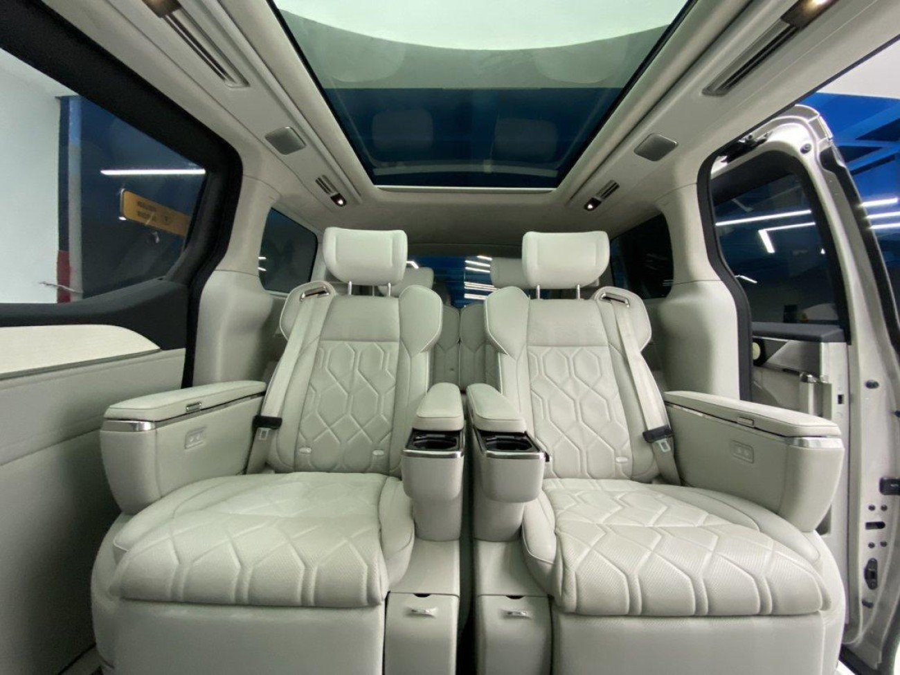 Volvo EM90 2024
