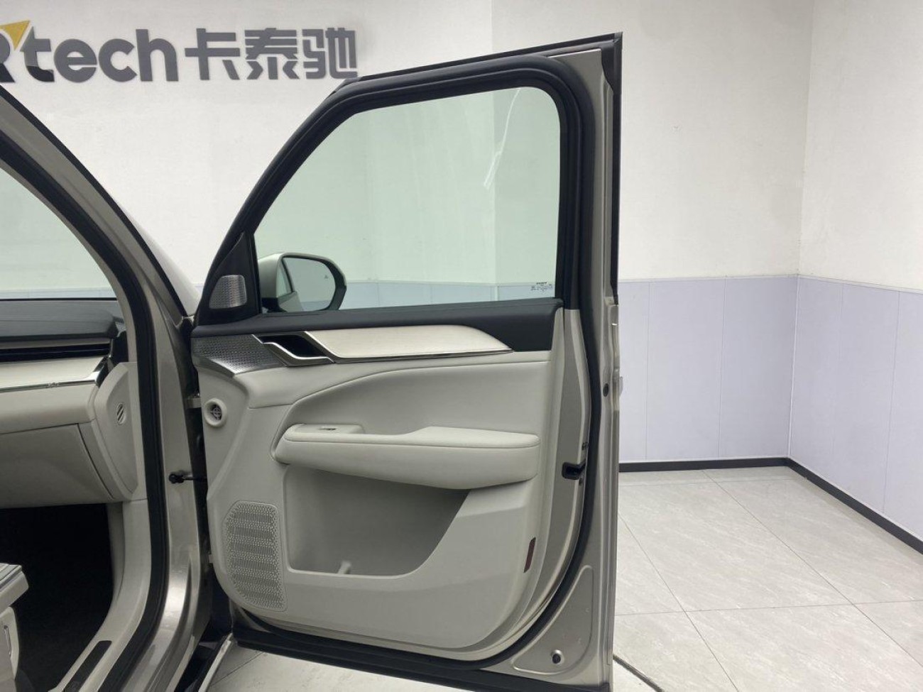 Volvo EM90 2024