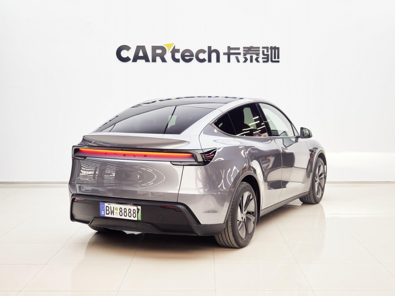 Tesla Model Y 2025