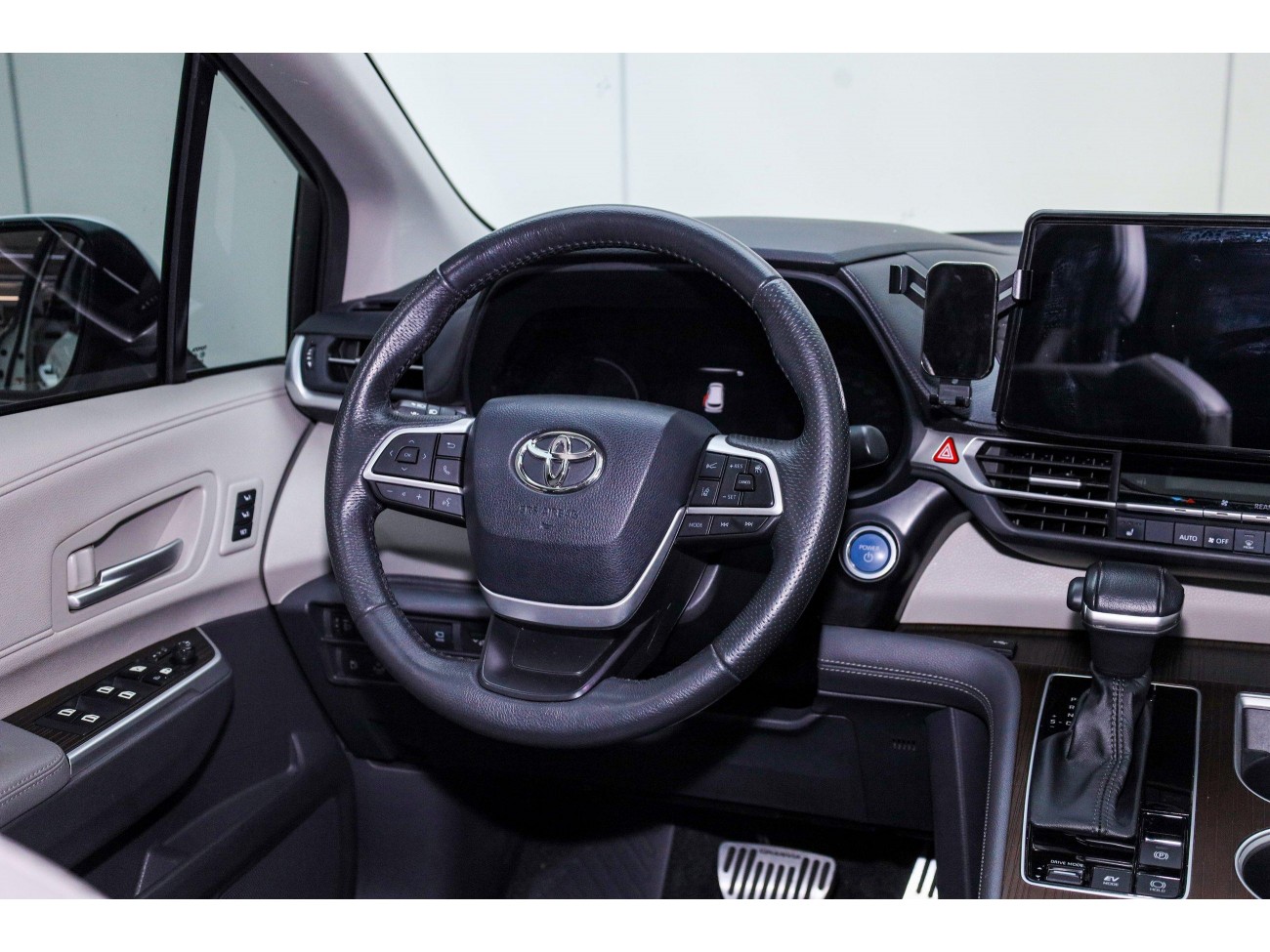 Toyota Granvia 2023