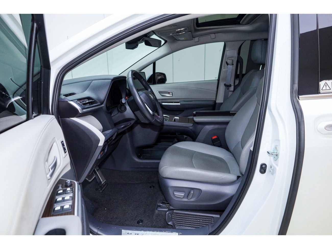 Toyota Granvia 2023