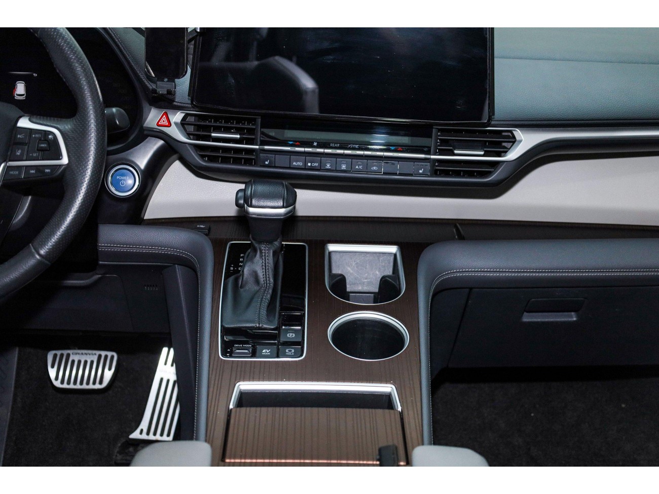 Toyota Granvia 2023