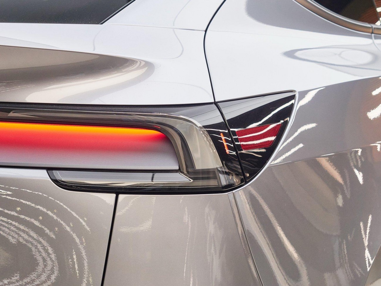 Tesla Model Y 2025