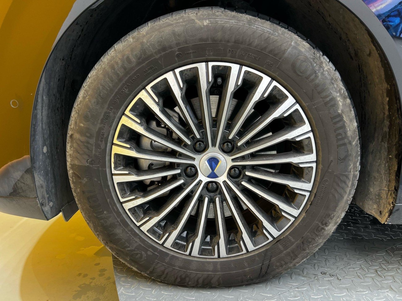 Denza D9 2023