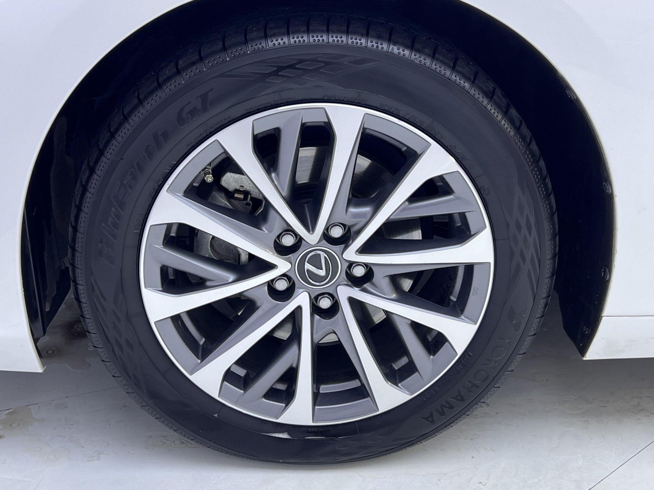 Lexus ES 200 2024