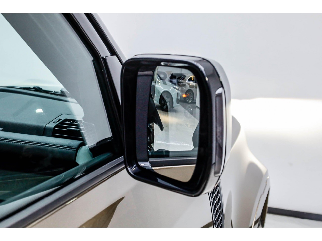 Land Rover Defender 2023