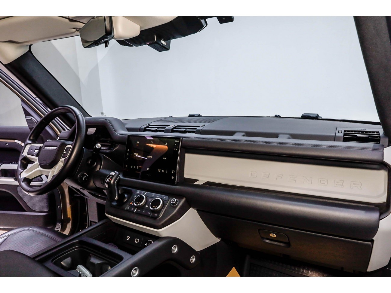 Land Rover Defender 2023
