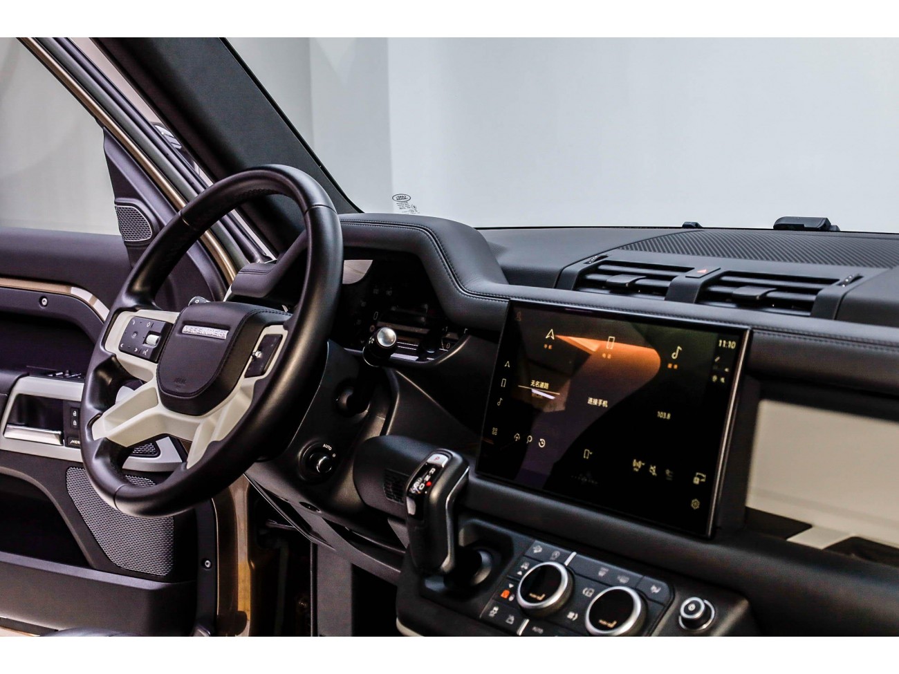Land Rover Defender 2023