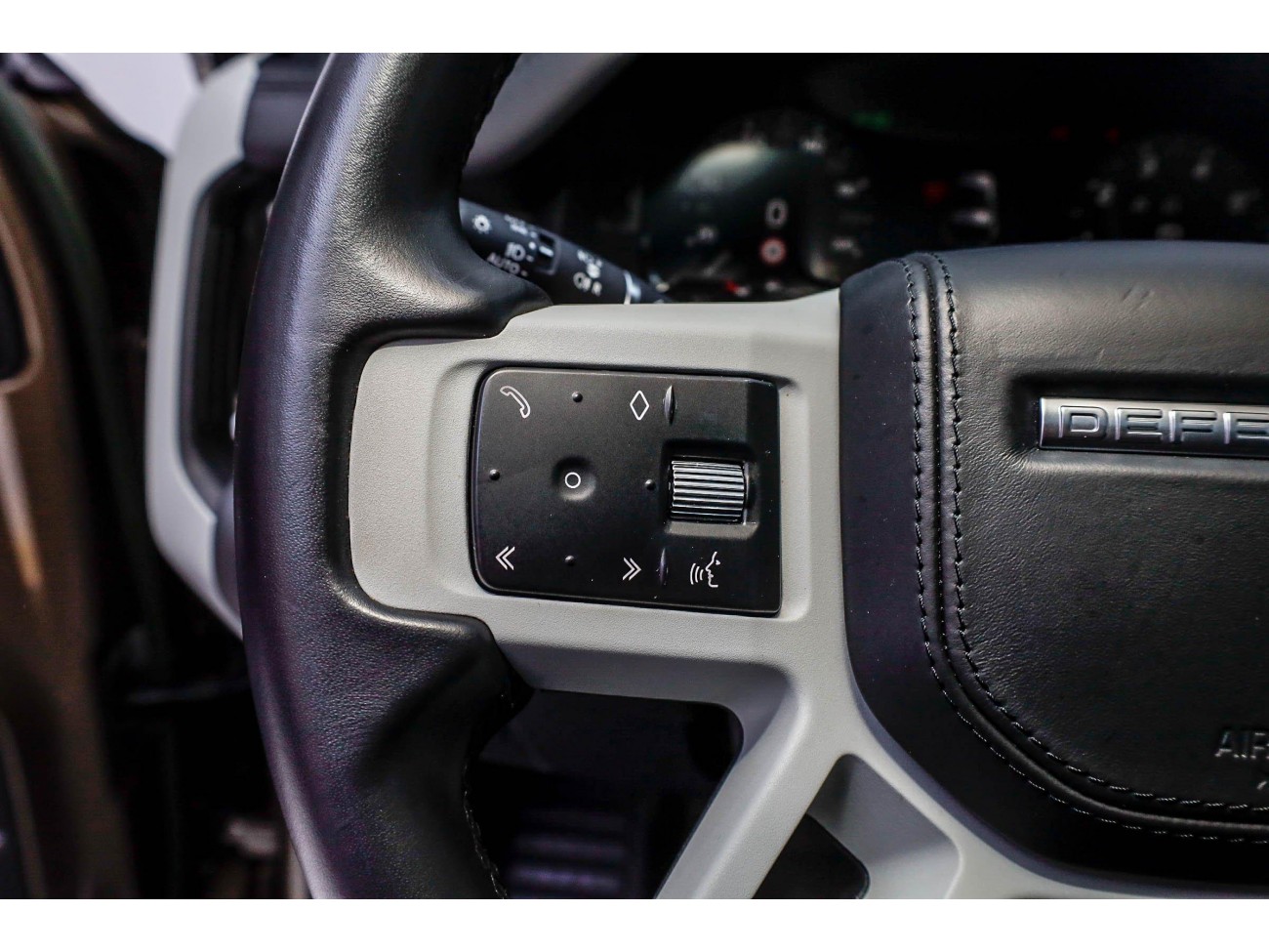 Land Rover Defender 2023
