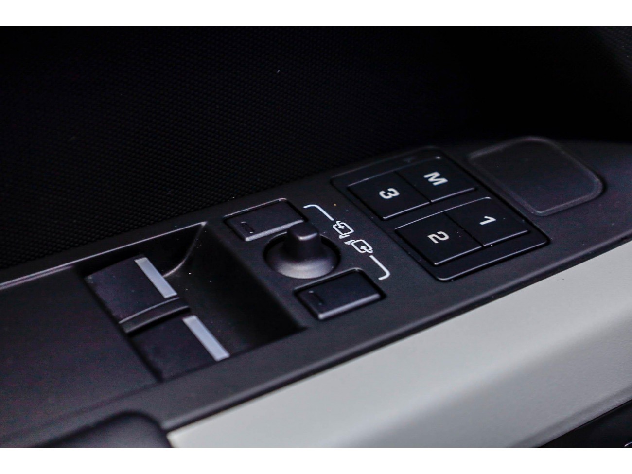 Land Rover Defender 2023