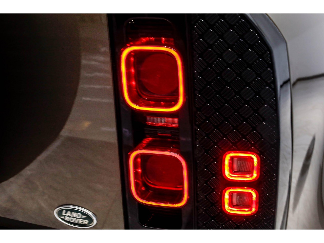 Land Rover Defender 2023