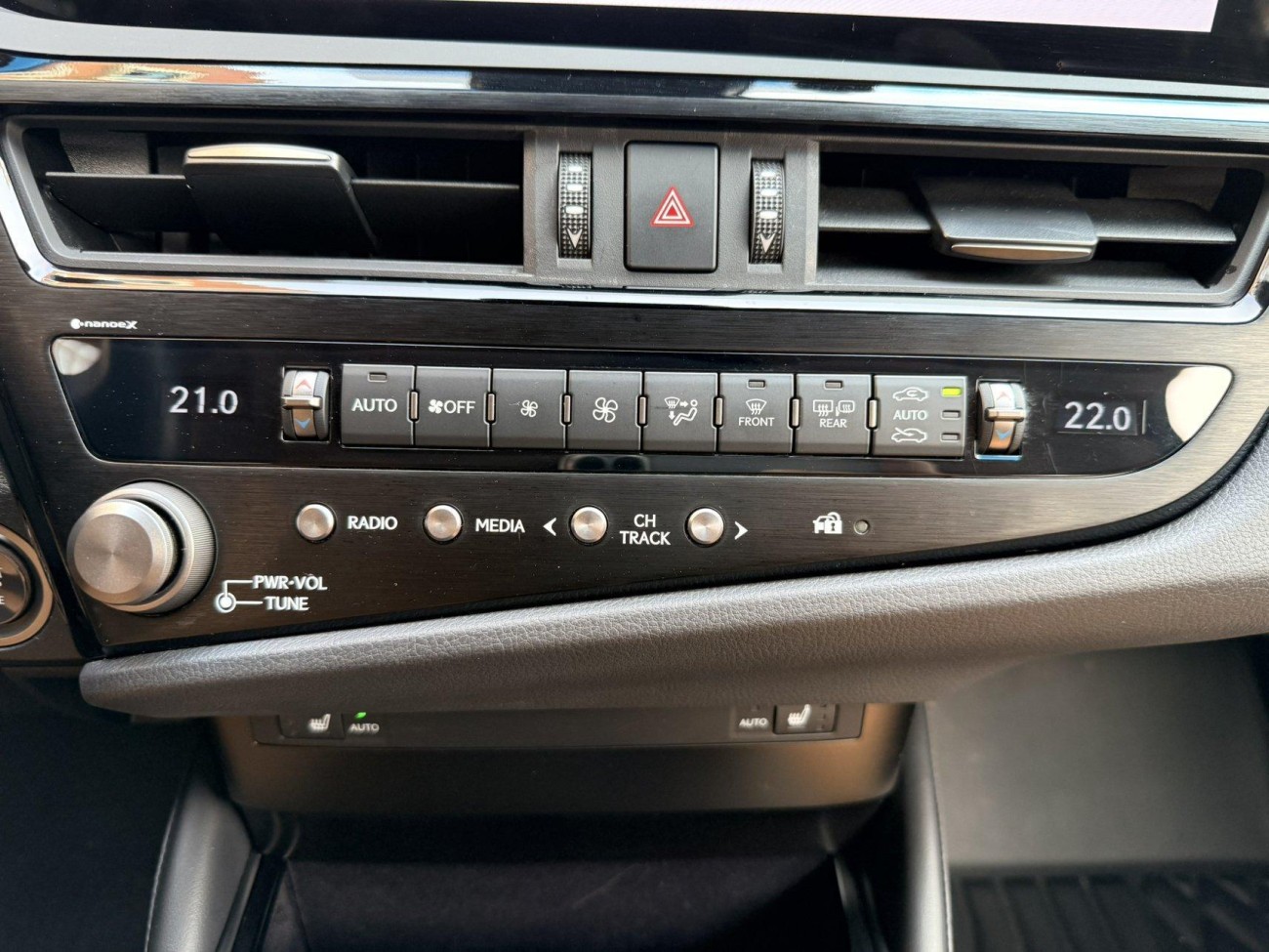 Lexus ES 200 2024
