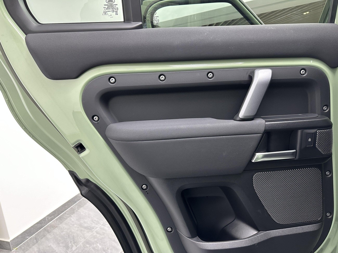 Land Rover Defender 2023