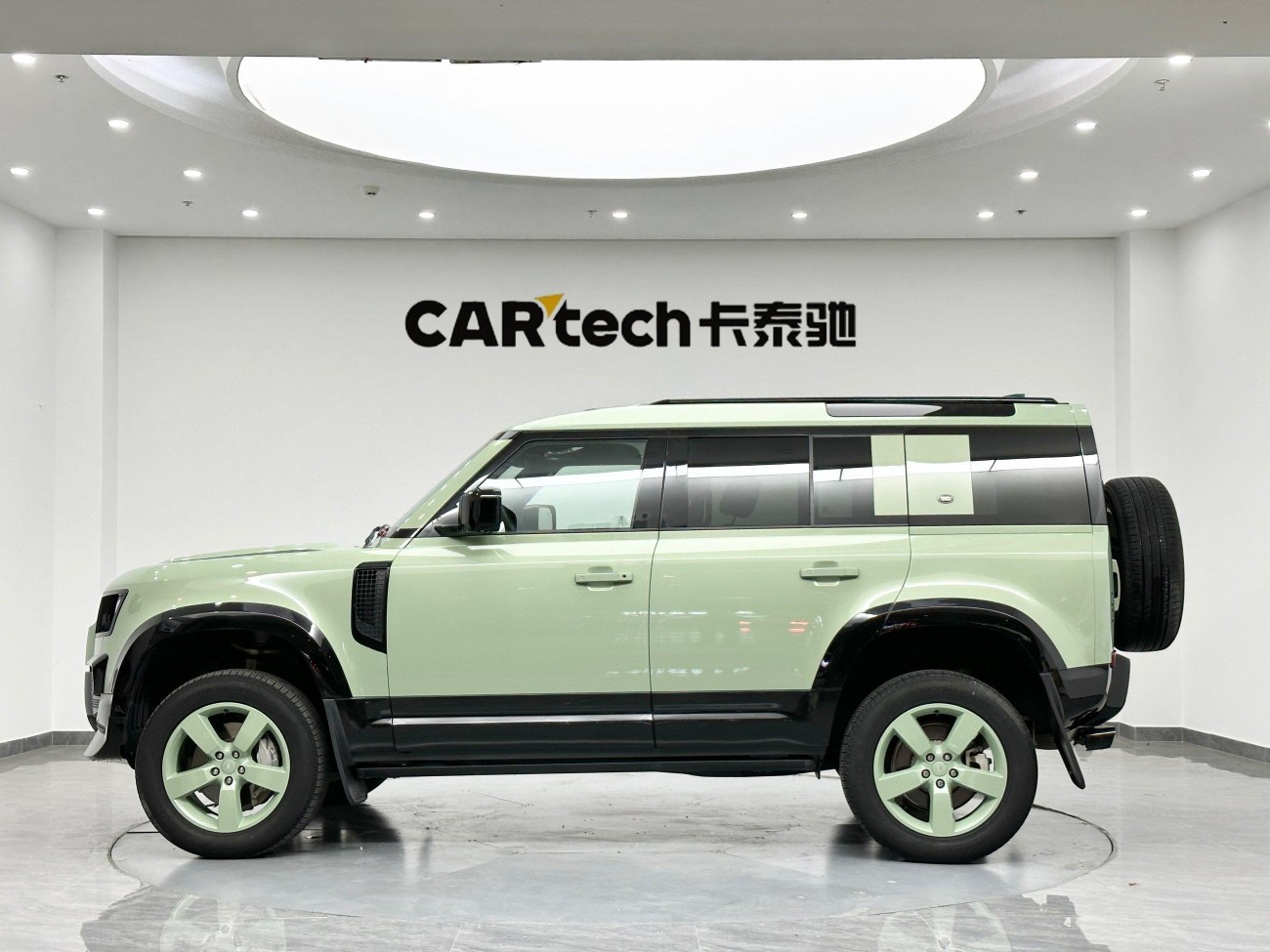 Land Rover Defender 2023