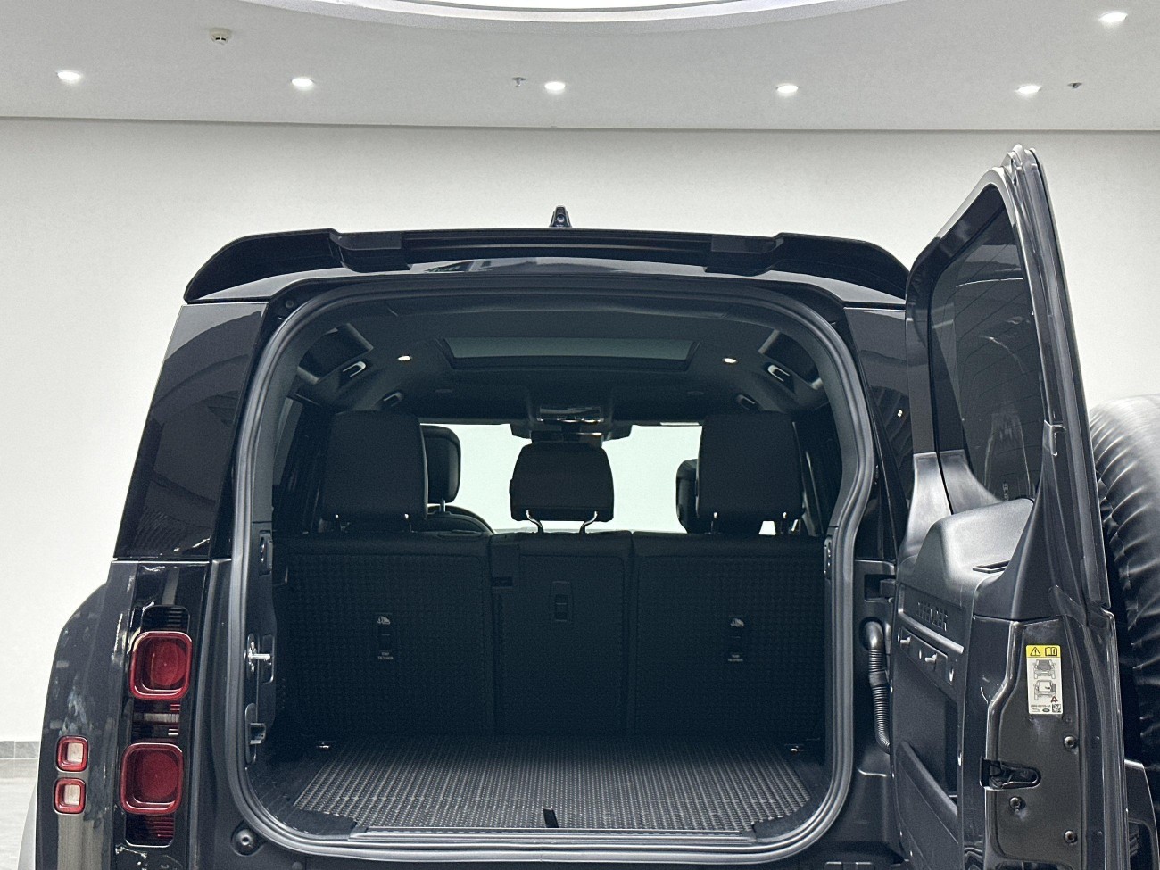 Land Rover Defender 2024