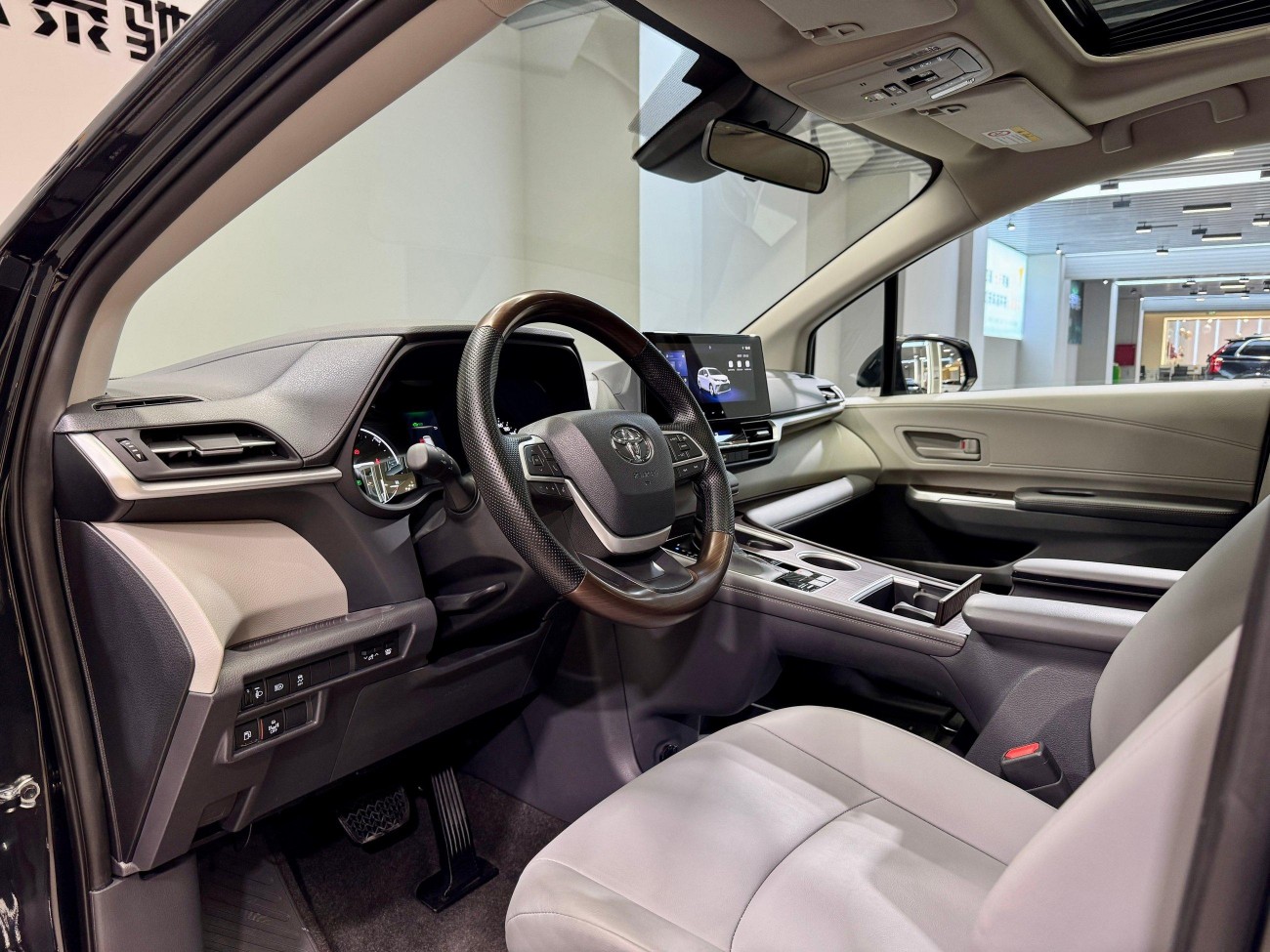 Toyota Granvia 2024