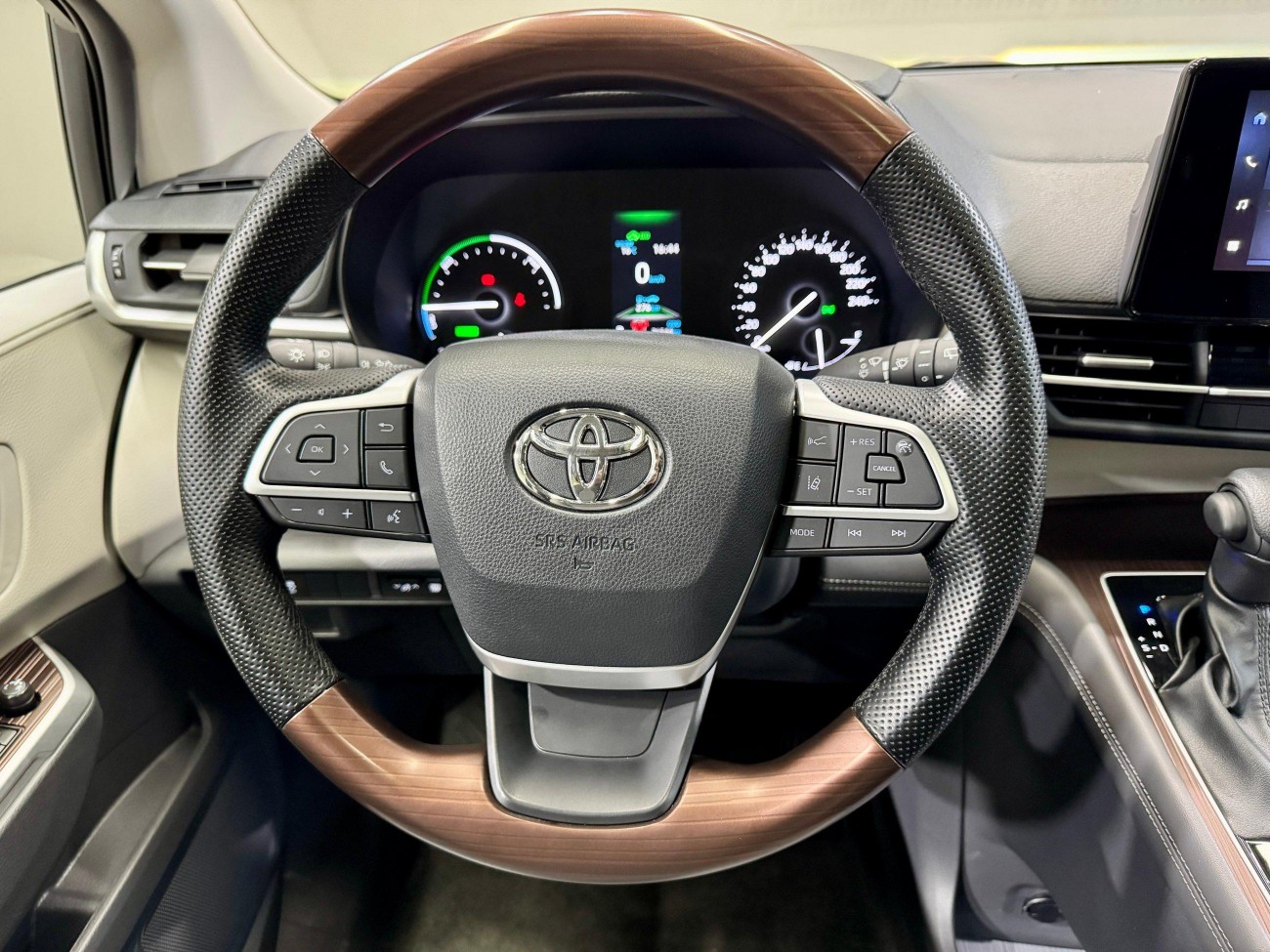 Toyota Granvia 2024