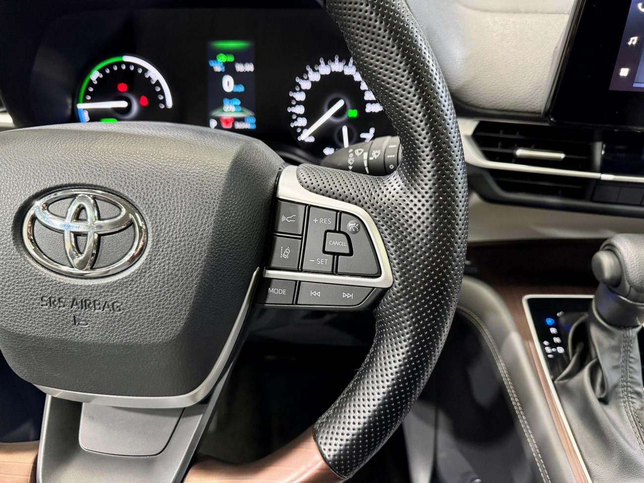 Toyota Granvia 2024