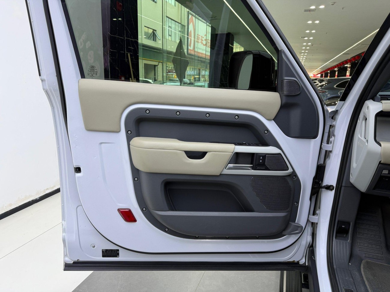 Land Rover Defender 2023