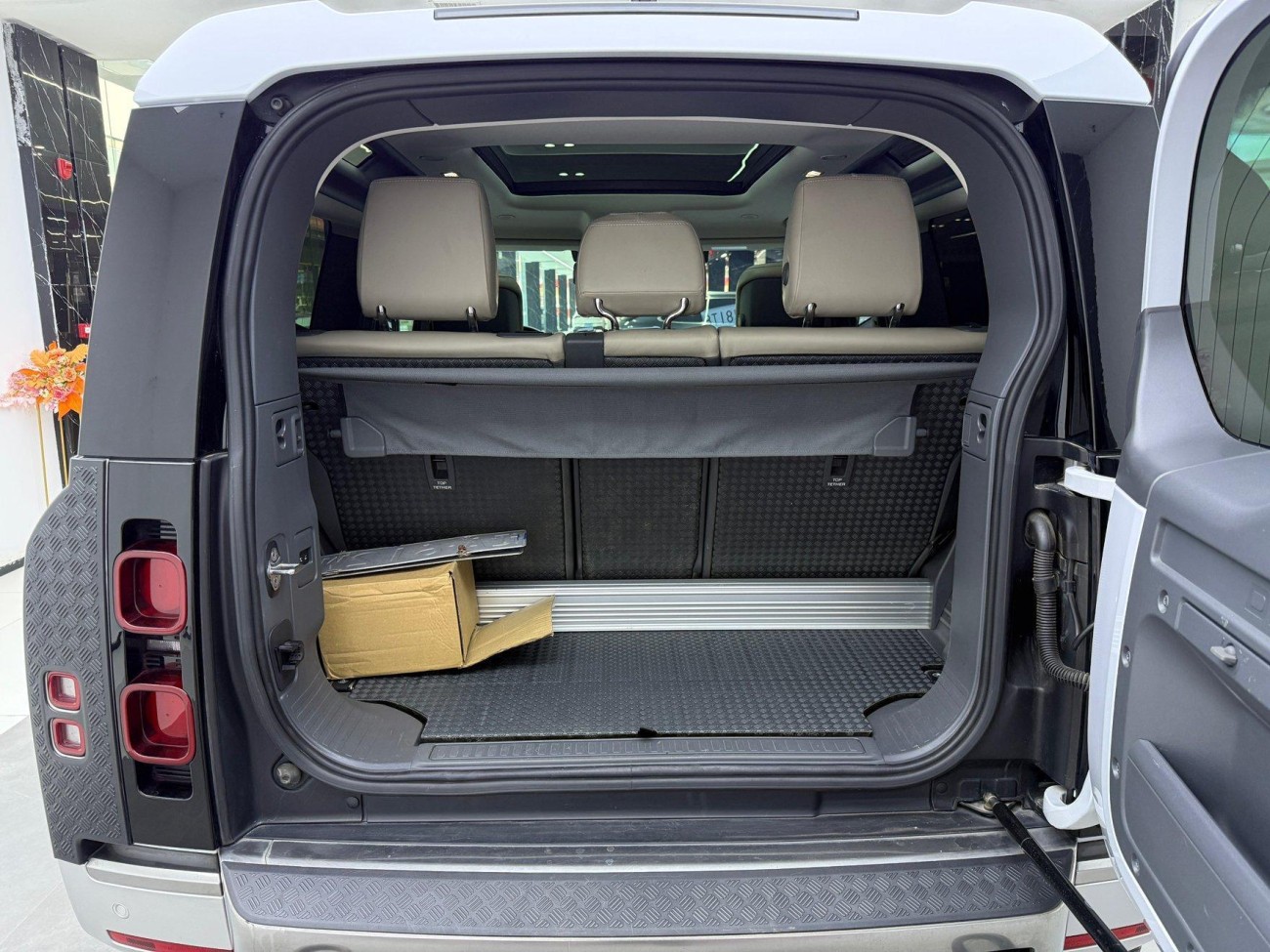 Land Rover Defender 2023