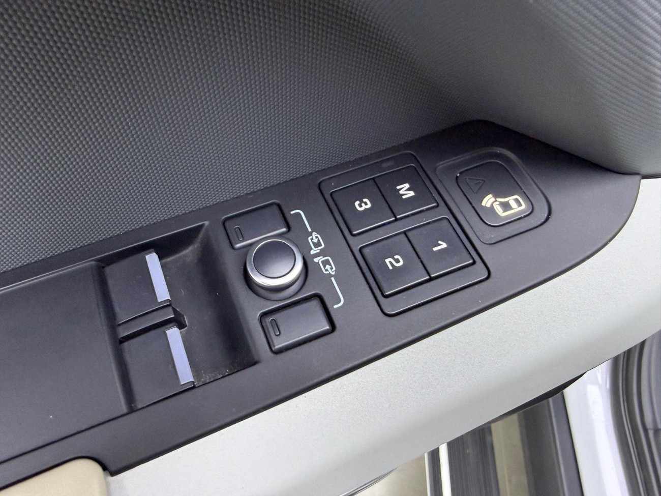 Land Rover Defender 2023
