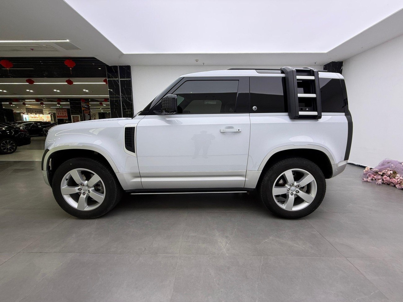 Land Rover Defender 2023