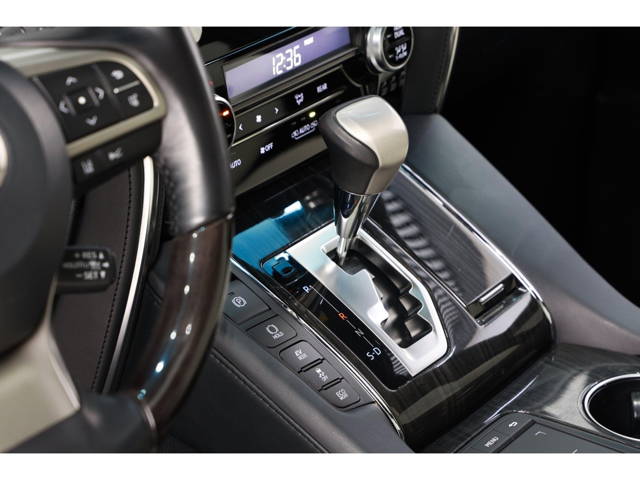 Lexus LM 300h 2022