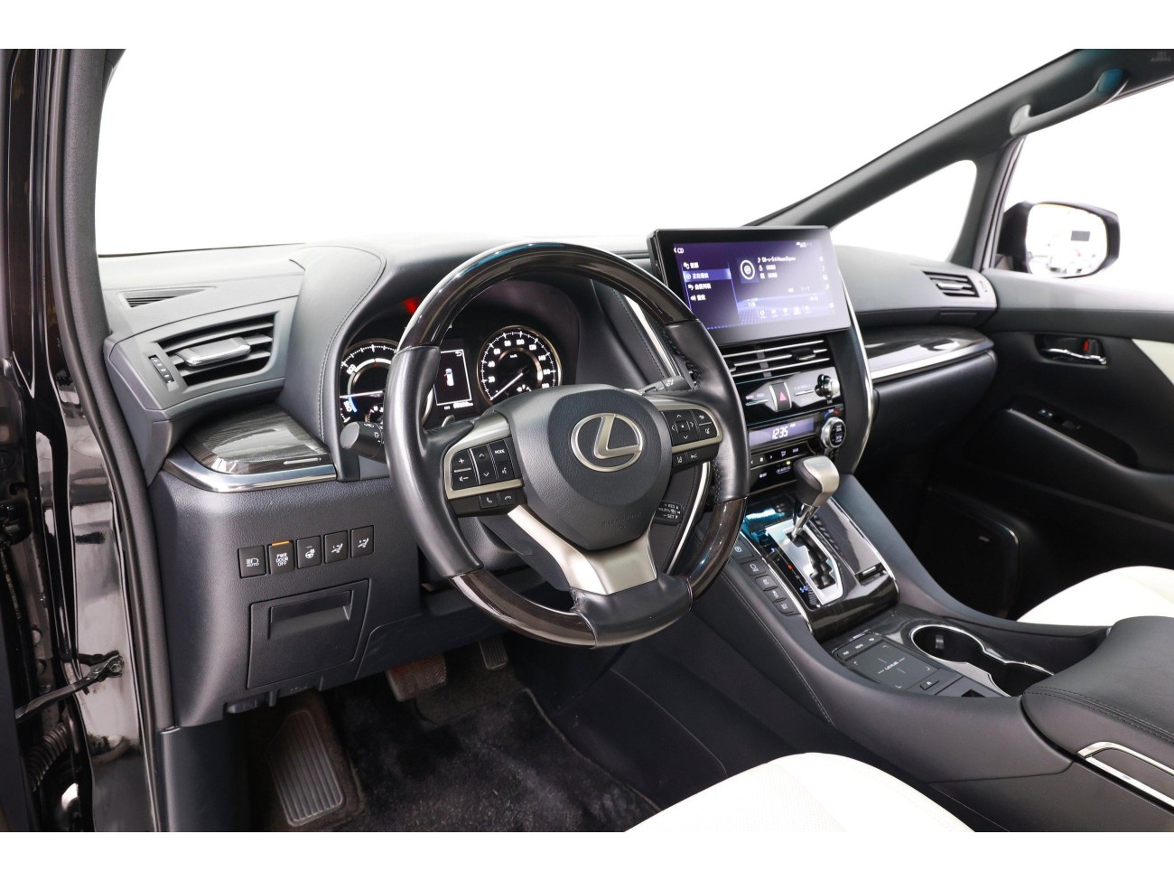Lexus LM 300h 2022