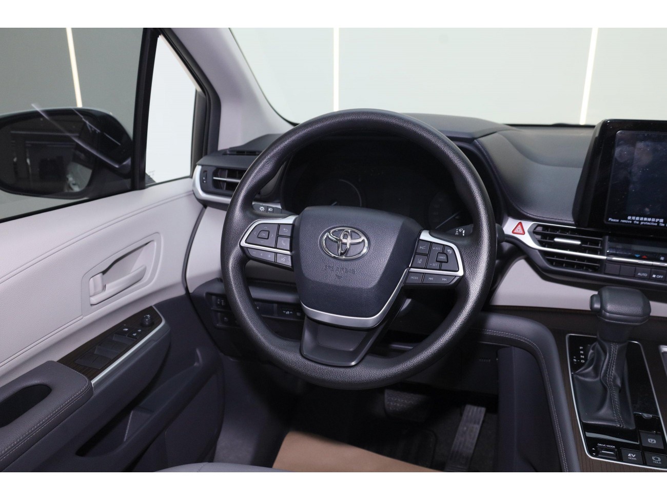 Toyota Granvia 2024
