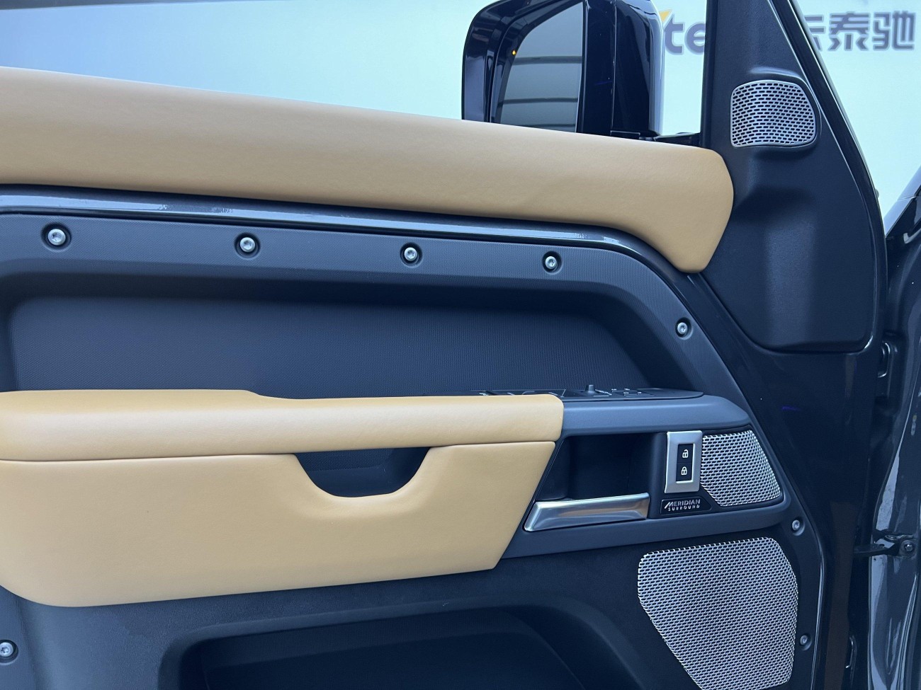 Land Rover Defender 2023