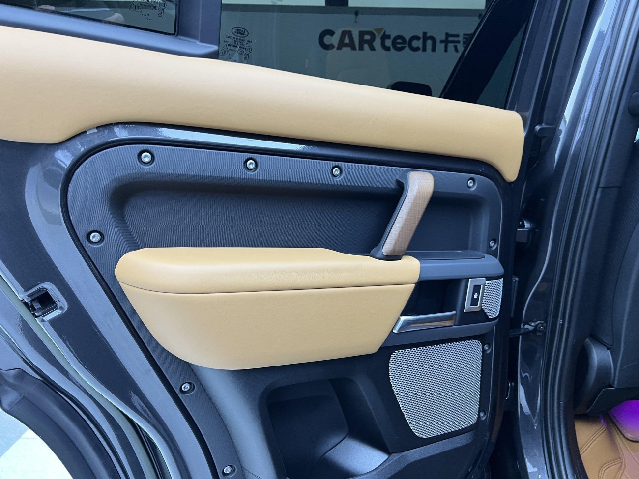 Land Rover Defender 2023
