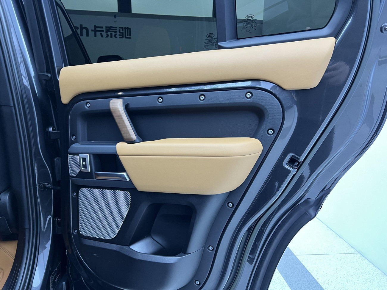 Land Rover Defender 2023