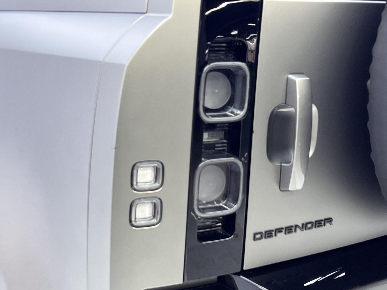 Land Rover Defender 2024