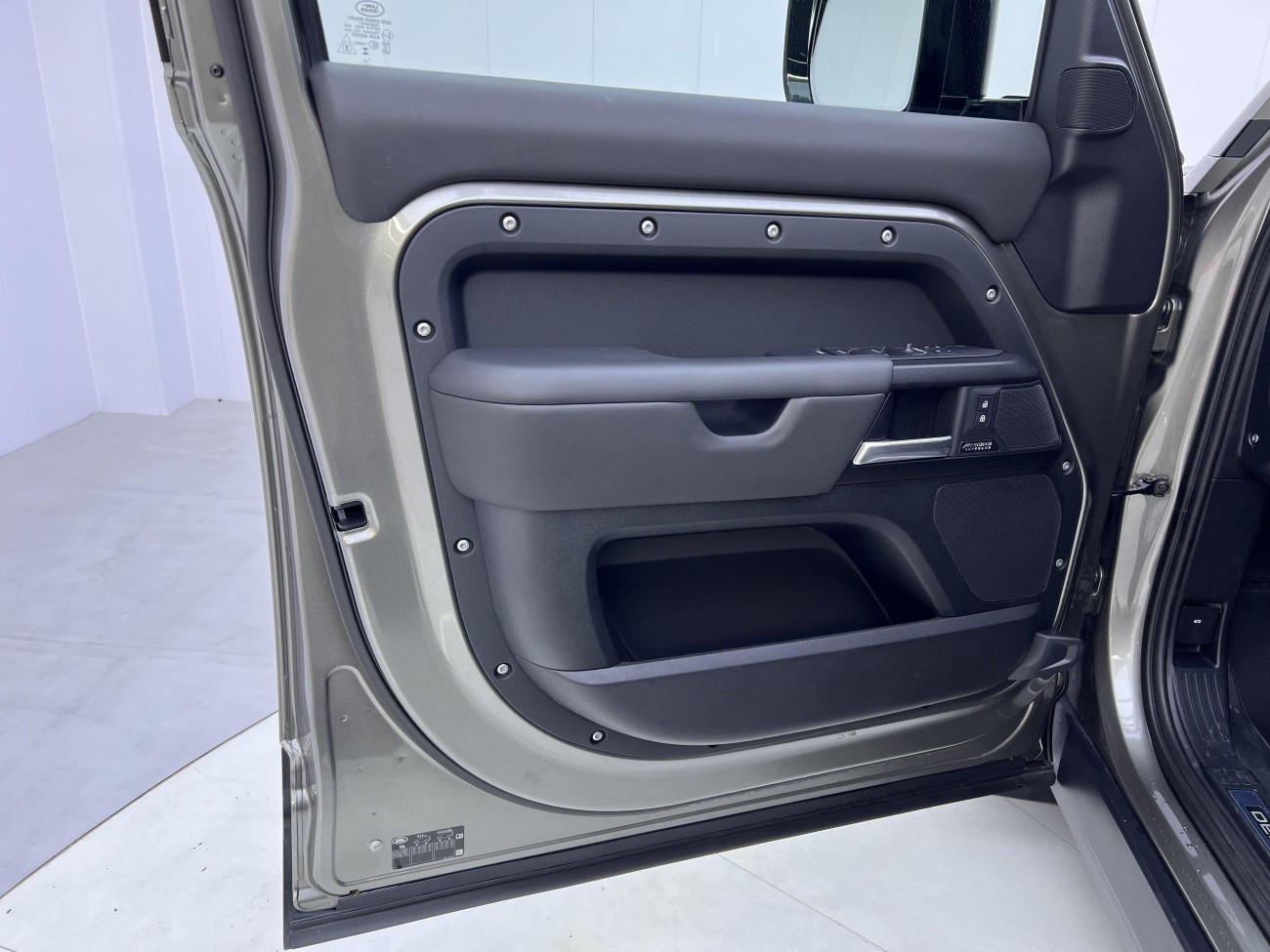 Land Rover Defender 2024