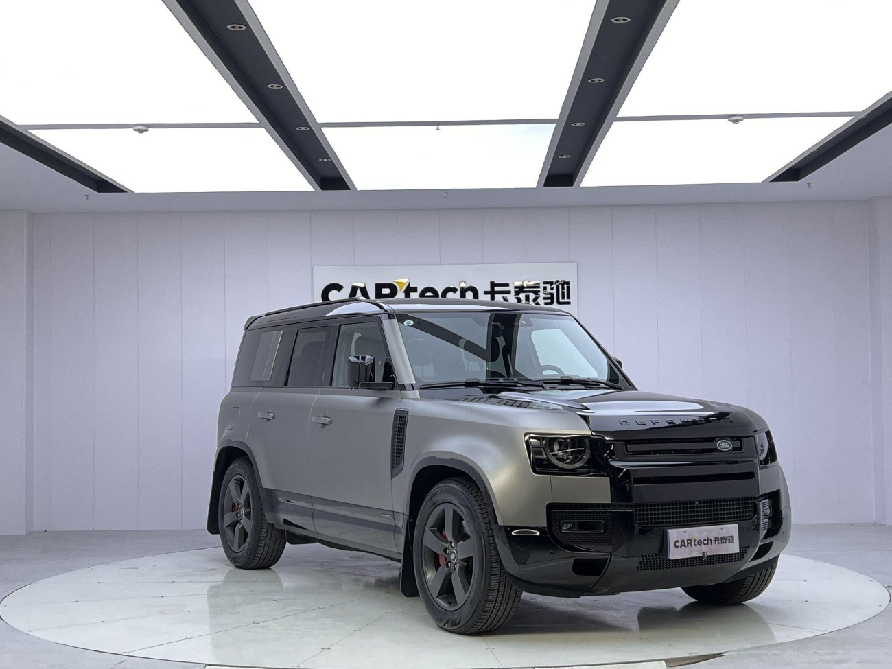 Land Rover Defender 2024