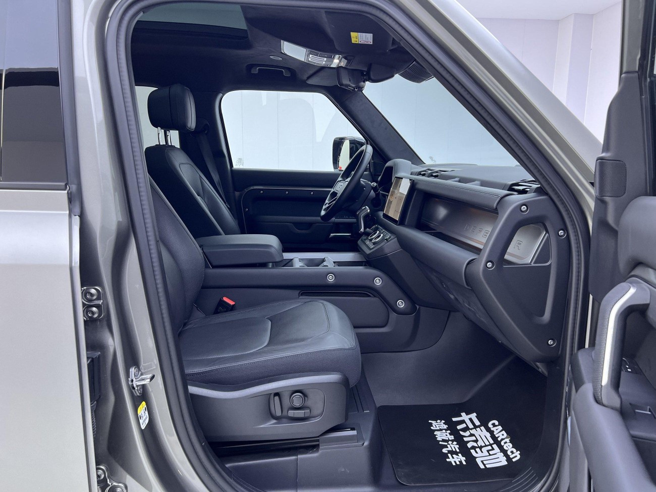 Land Rover Defender 2024
