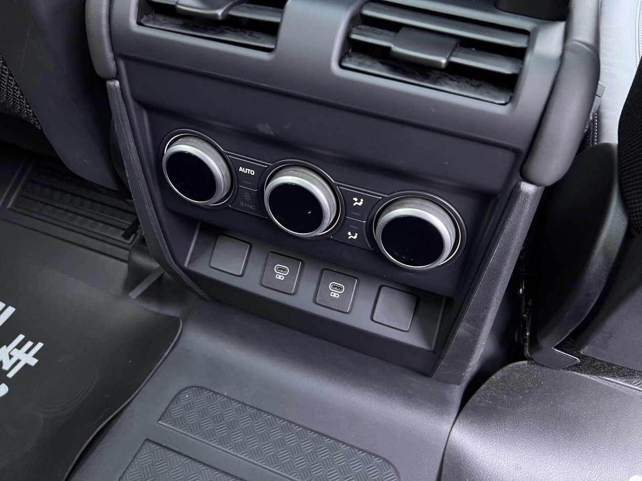 Land Rover Defender 2024
