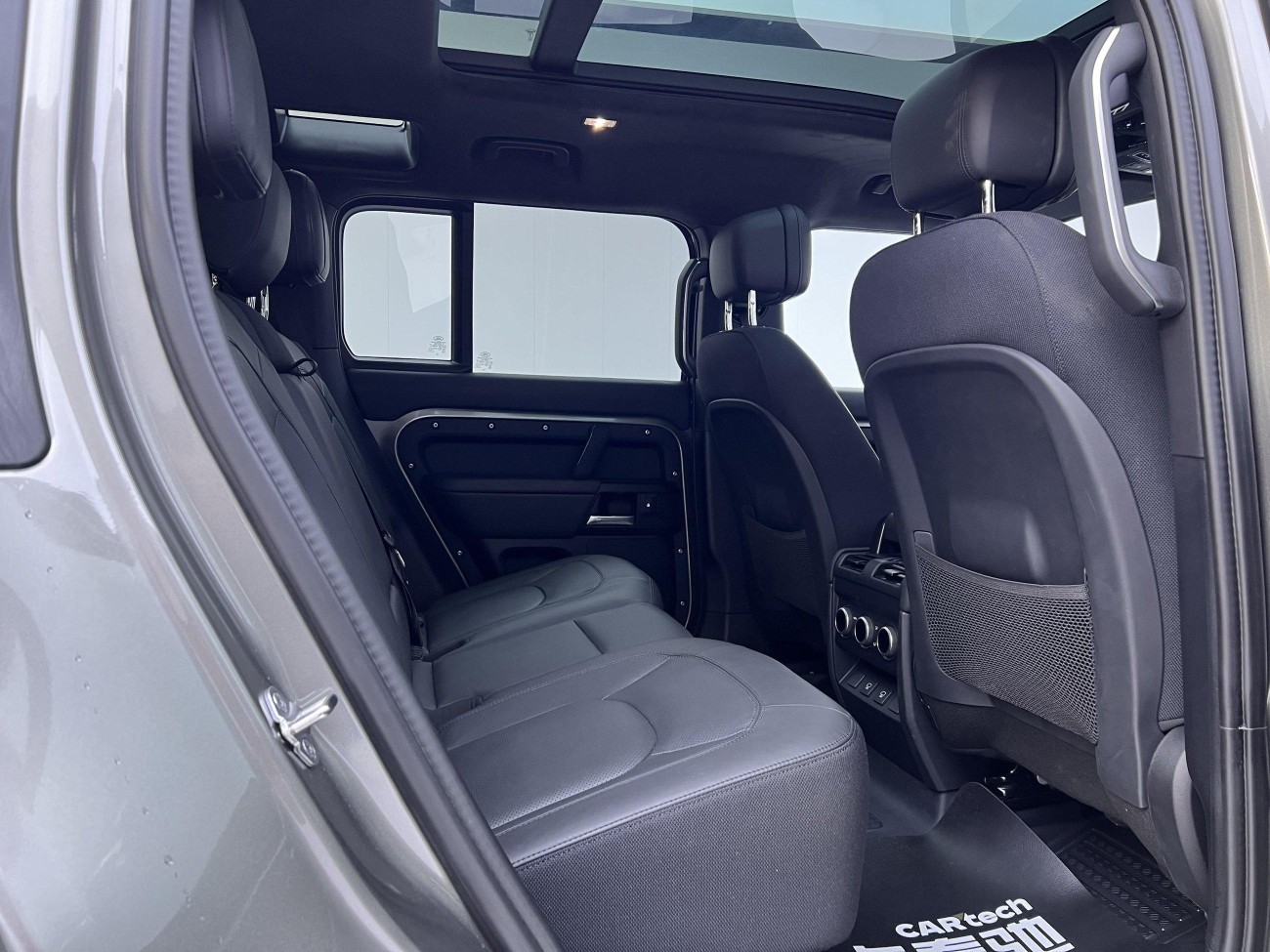 Land Rover Defender 2024