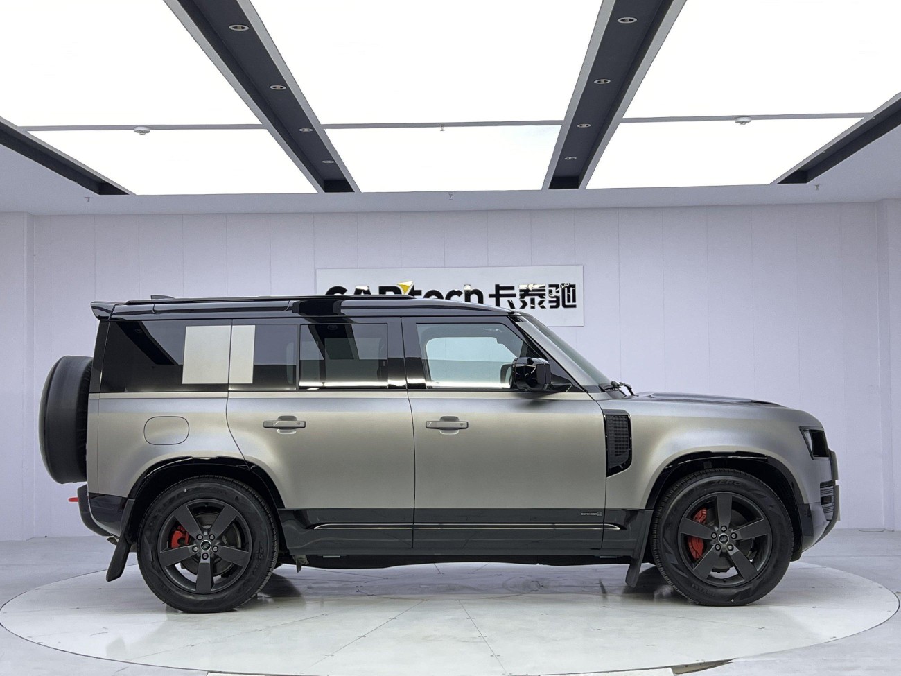 Land Rover Defender 2024